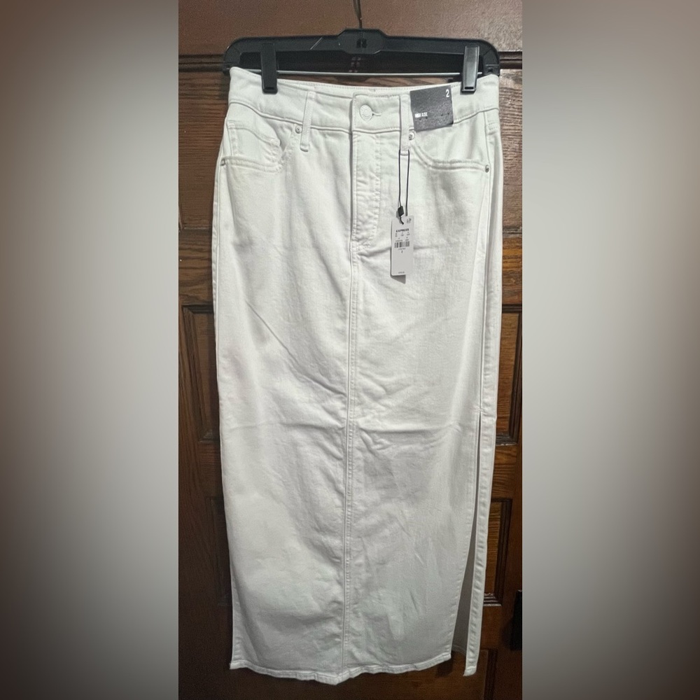 NWT Express Women’s High Waisted White Denim Maxi Skirt
Sz 2 14